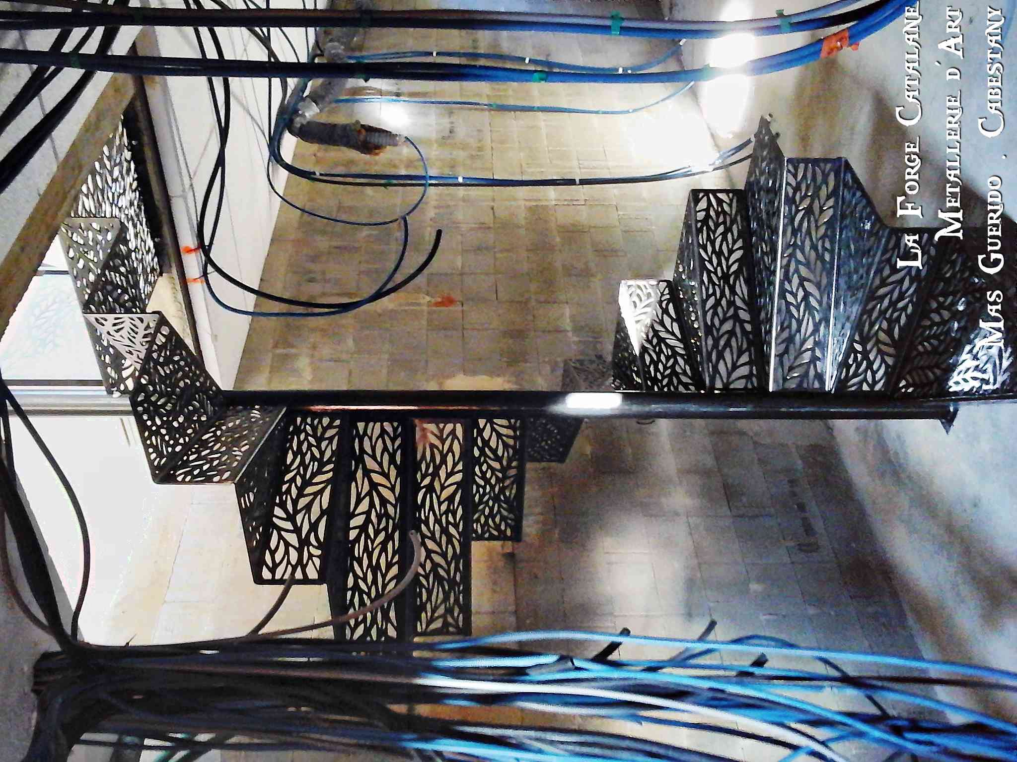 escalier fer decoupe laser motif moderne vegetal aerien lumineux forge catalane 2.jpg